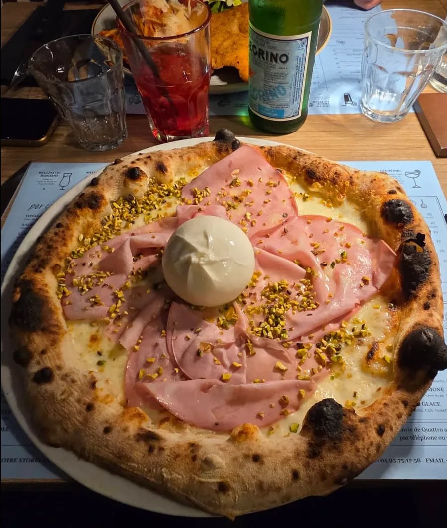 Photo de pizza prise au téléphone